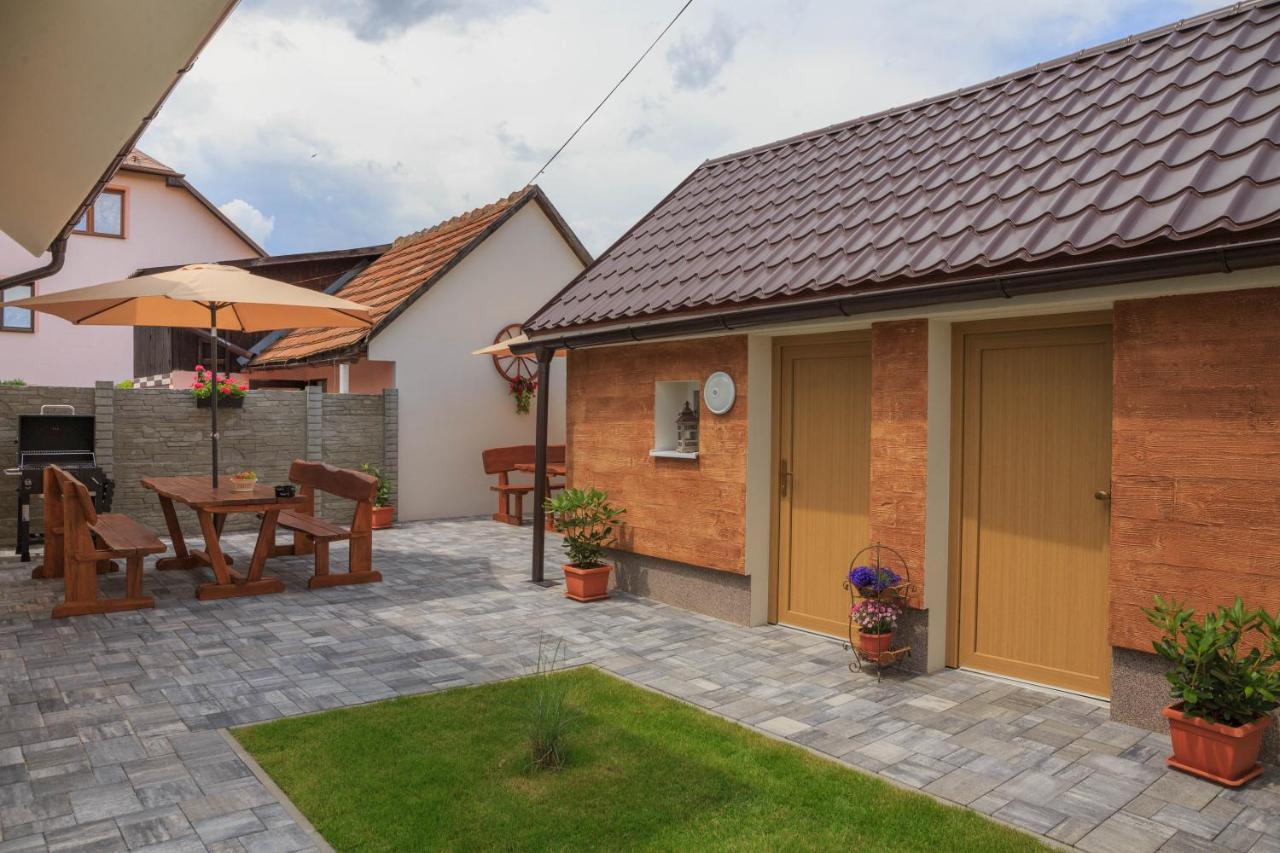 Villa Michaela Bešeňová Exteriör bild